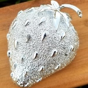 Vintage Sarah Coventry Silver 🍓Strawberry Brooch